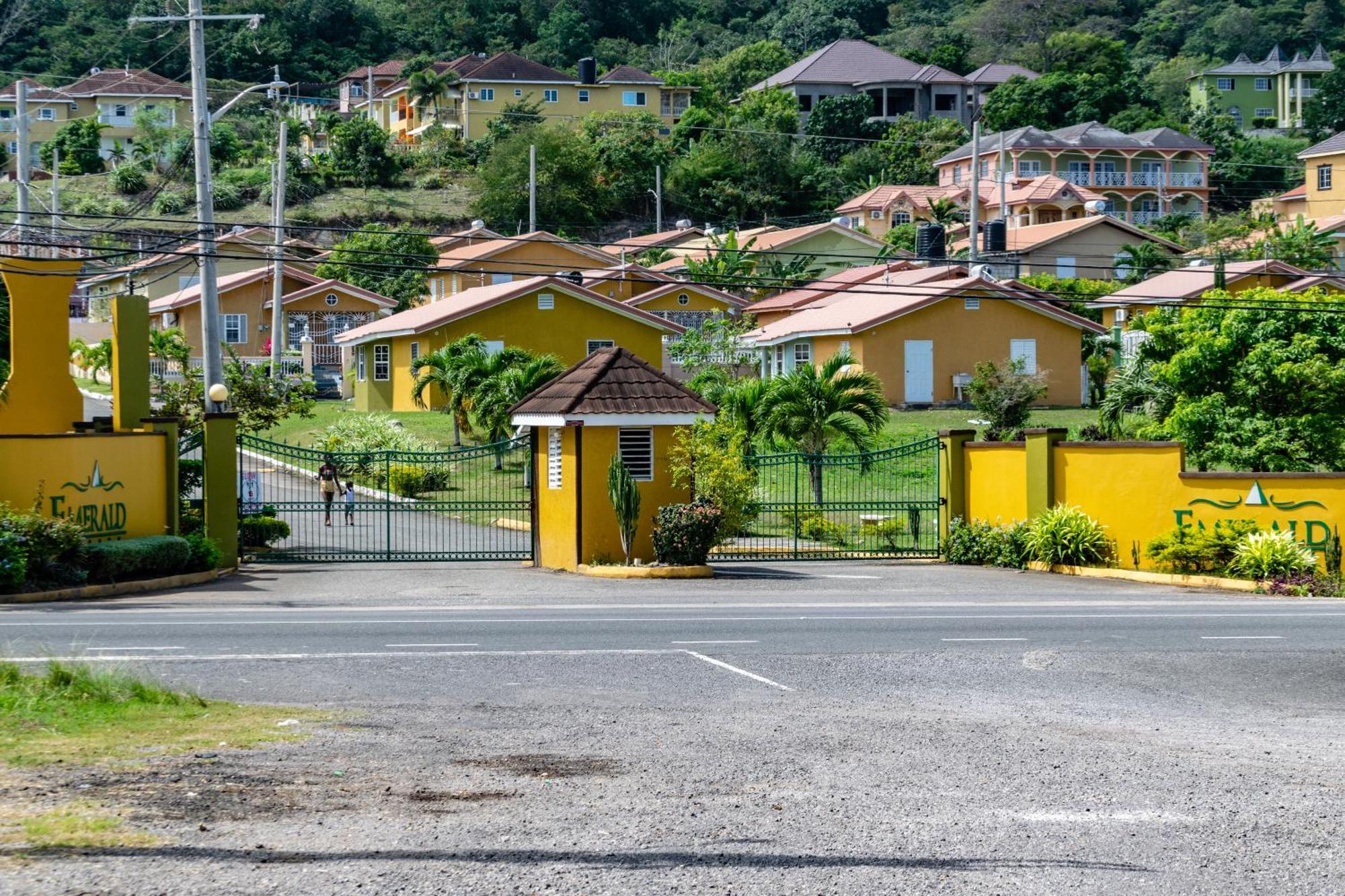 Ocho Rios Emerald 2 Bed 10 Mins Ocho Rios 24Hrs Hot Water Wi Fi Room photo